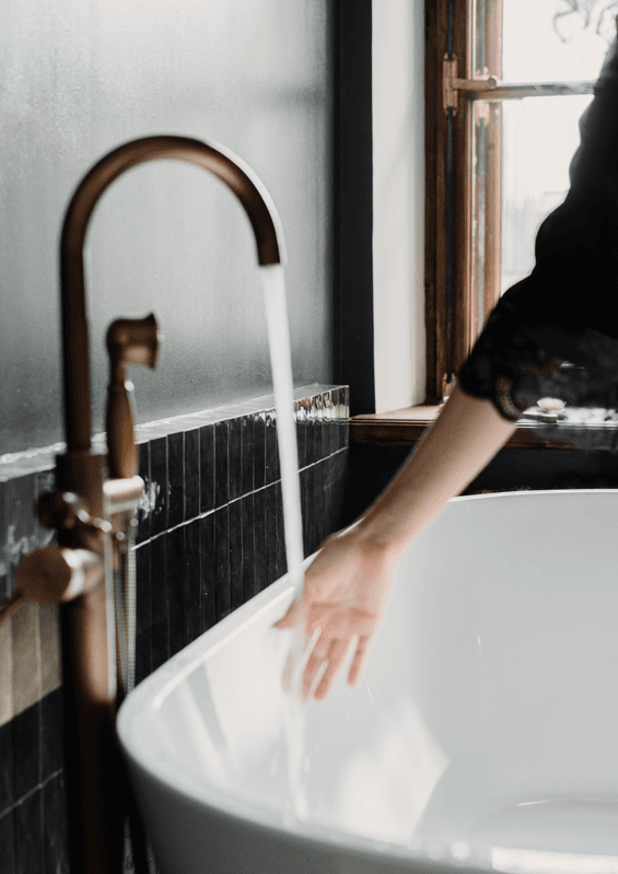 Kvinna vid badkar - egentid med Louis Vital